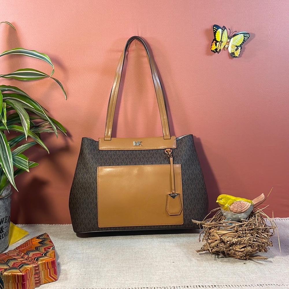 MICHAEL KORS Signature Meredith Leather Shoulder Bag. - NWOT